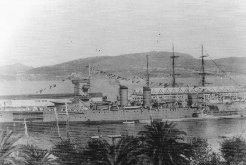 El U-760 en El Ferrol abarloado al crucero Navarra, en el costado del crucero se puede apreciar la bandera española pintada para identificarlo como buque de un país neutral