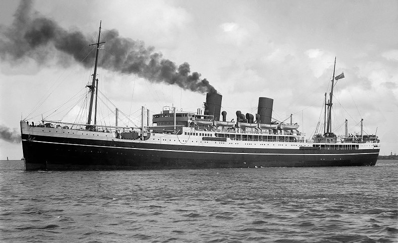 El Corfú en 1932 como buque civil de pasaje, obsérvese que aún tiene dos chimeneas, la de popa fue eliminada al convertirlo en crucero auxiliar