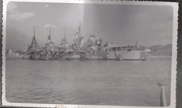 Crucero Attilio Regolo y los destructores Fusiliere, Metragliere y Carabinieri abarloados en el puerto de Mahon