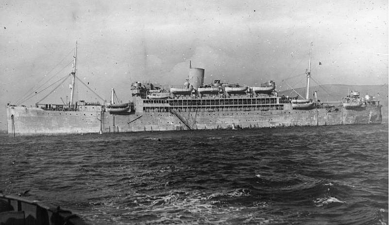 El HMS Cricassia tras su transformación en crucero auxiliar, la transformación parece menos importante que la realizada en su gemelo HMS Cilicia, en este caso no lleva la catapulta para el hidroavión