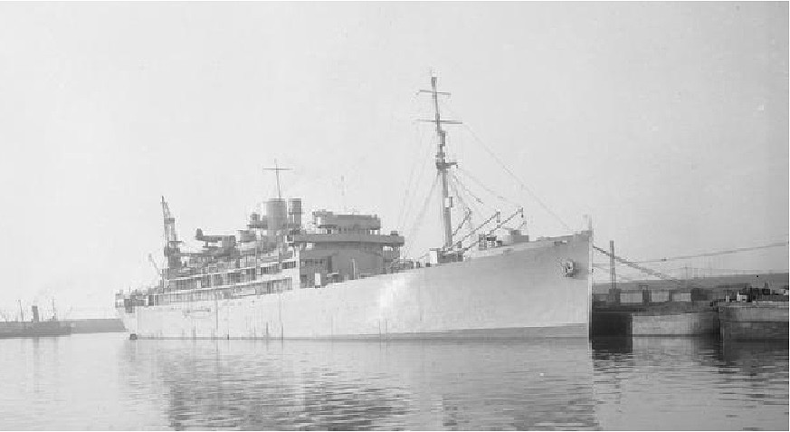 El HMS Cilicia tras su transformación en crucero auxiliar, se puede apreciar parte de su artillería y el hidroavión situado sobre la catapulta. A proa de la chimenea se aprecia el sensor de un radar tipo 271