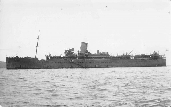El HMS Maroja tras su transformación, obsérvese que se ha eliminado una de las chimeneas para aumentar el campo de tiro de los antiaéreos