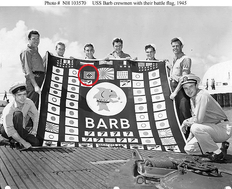 Tripulación del USS Barb con su bandera de batalla, 1945