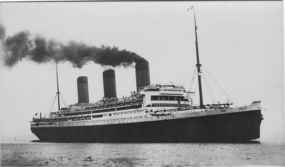 El RMS Majestic navegando, nótese la similitud con la última imagen del SS Bismarck los mismos colores y casi la misma apariencia. Como veremos las posteriores modificaciones en la pintura cambiaron esta imagen