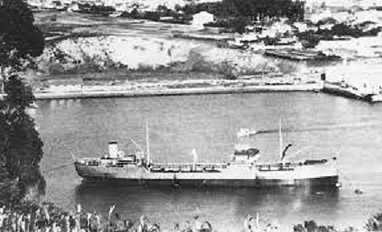 El buque mercante alemán Max Albrecht fondeado en El Ferrol. No se la fecha de la foto, pero llama la atención la altura de la línea de flotación que indica que el buque estaba muy descargado