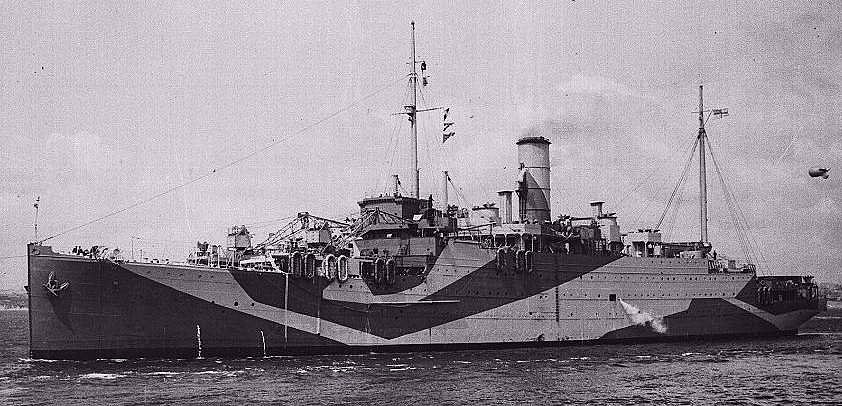 El Aurania tras su conversión en buque auxiliar de reparaciones con el nombre de HMS Artifex, se le han desmontado los cañones de seis pulgadas y el radar además de otros cambios evidentes