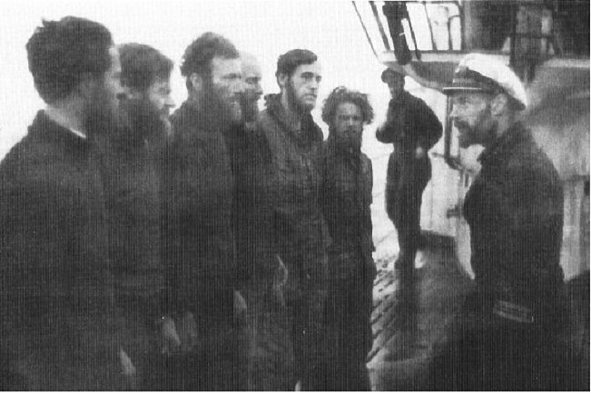 Foto del U-435 durante su 8ª patrulla en agosto de 1942, a la derecha con la gorra el comandante Siegfried Strelow, enfrente el grupo de meteorólogos que desembarco en Knospe en la isla de Spitzbergen