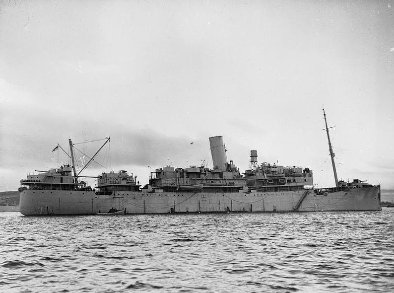 El HMS Chesire ya transformado en crucero auxiliar, los cambios son evidentes, no solo en la colocación de la artillería, se aprecia que además se han modificado otras superestructuras y se le ha colocado un radar
