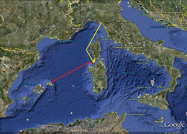 En amarillo la ruta aproximada del Roma desde la base de La Spezia hasta el punto de hundimiento, en rojo la ruta aproximada que siguieron los buques italianos hasta el puerto de Mahón