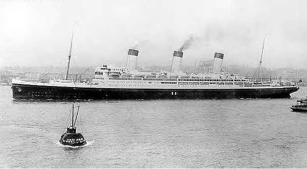 El RMS Majestic tras su transformación de 1928, lo más evidente en la foto es el cambio de la pintura de las chimeneas, si se mira la parte delantera cubierta de paseo, debajo los botes salvavidas se ven las pequeñas ventanas fruto del acristalamiento