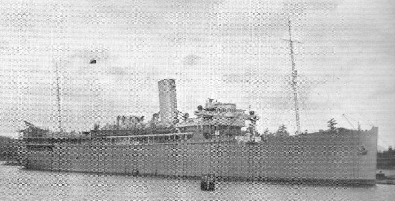 El HMS Rajputana como crucero auxiliar, obsérvese que solo tiene una chimenea, la de popa se ha desmontado, también han desaparecido la mayoría de las grúas y muchos de los botes salvavidas