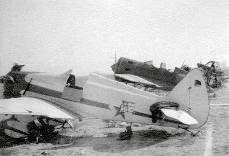 Avión de entrenamiento Yakovlev UT-1, en segundo plano un I-16 UTI-4 parcialmente destruido