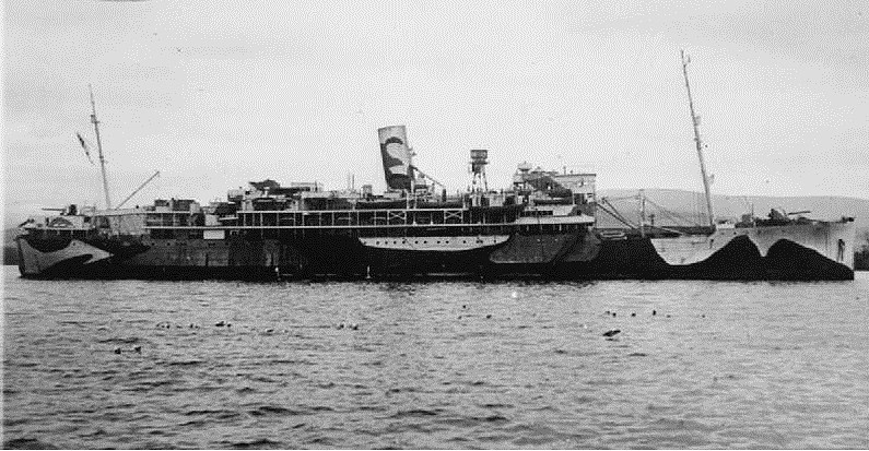 El HMS Worcestershire como crucero auxiliar armado. A proa de la chimenea tras el puente se ve lo que parece un radar