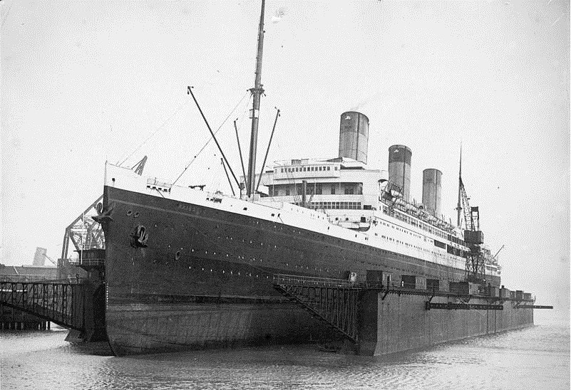 El RMS Majestic en el dique seco flotante de Southampton, enero de 1932
